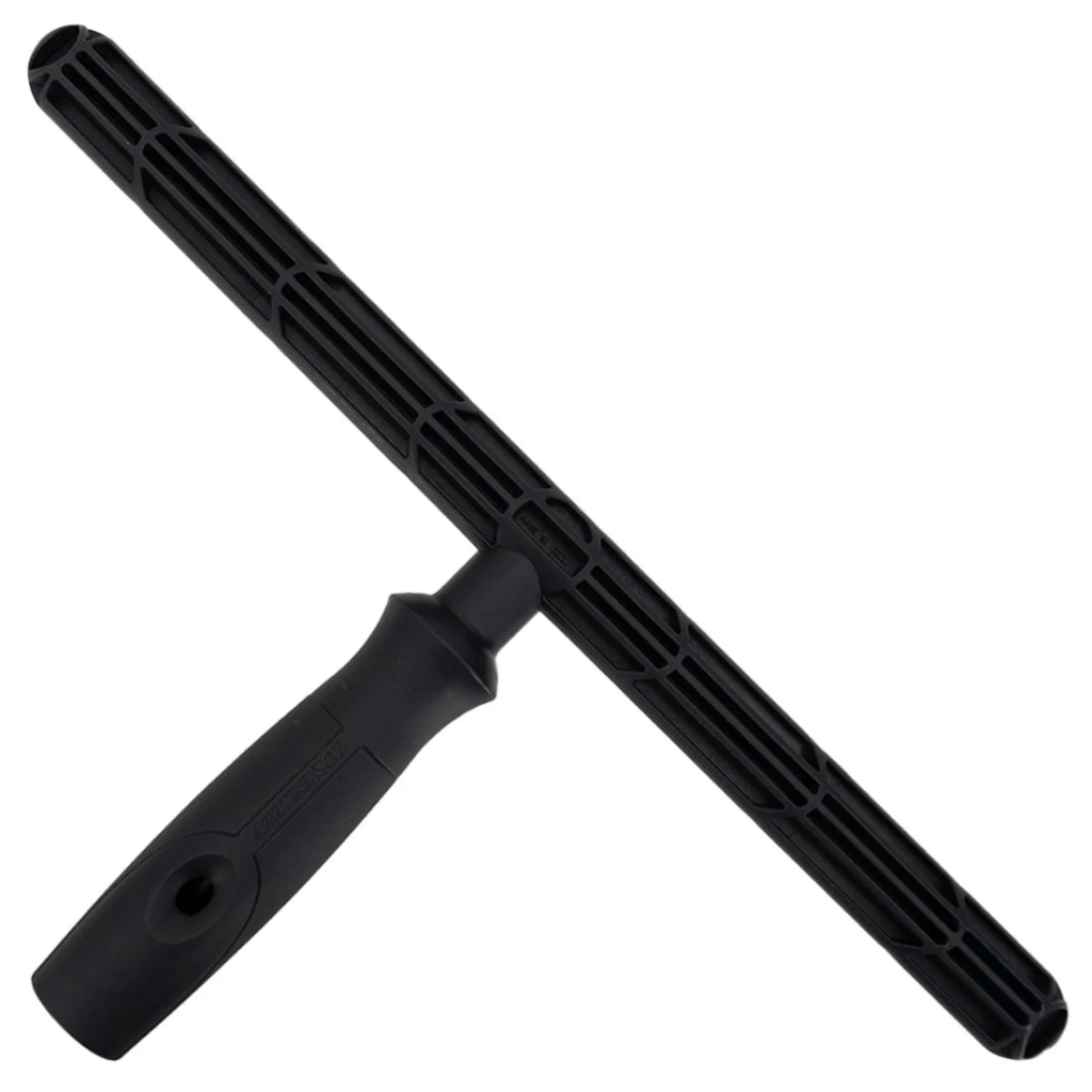 Ergonomic T-bar for window cleaning